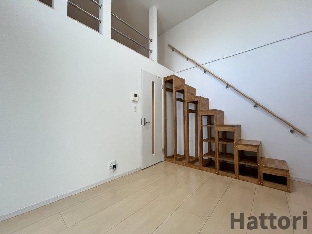 吹田市千里山西５丁目のアパートの居間・リビング