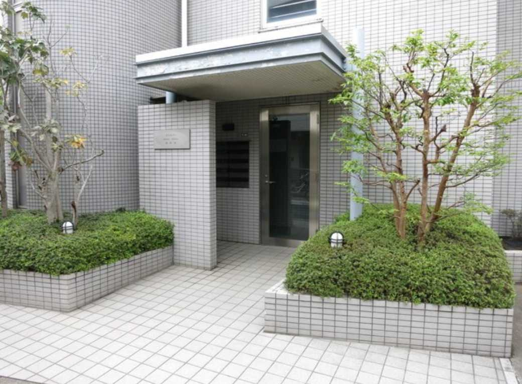 プロスパー世田谷A棟　オートロック　トランクルーム　ファミリー向けのエントランス