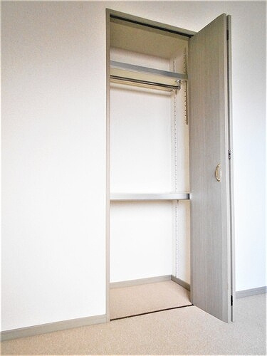 ライオンズマンション皆賀の収納|洋室（約5.5畳）のクロゼット　※2019年9月撮影