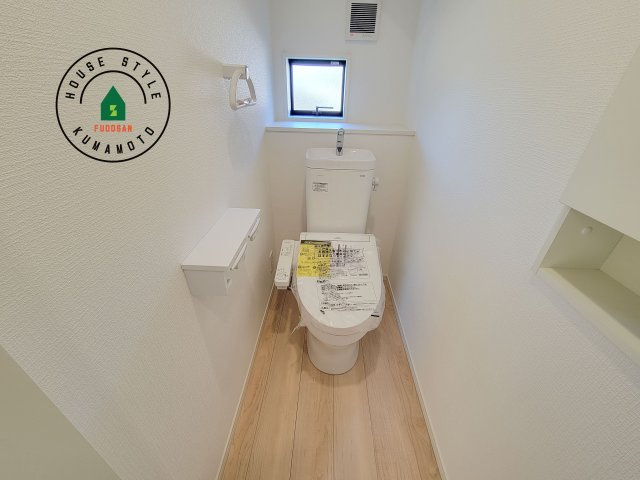 合志市野々島第2-1棟（1号棟）のトイレ|トイレ・ウォシュレット付。快適で衛生的な洗浄機能付温水シャワートイレです。収納や手すりもついてます。