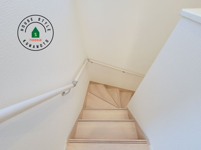 合志市野々島第2-1棟（1号棟）の内装|＜手すり付階段＞手すりがないと階段の昇り降りで危険なことはもちろん、壁に手をつきながら歩くことで壁紙が汚れやすくなります。すべての方に快適に昇り降りしていただくため、手すりを設置しました。