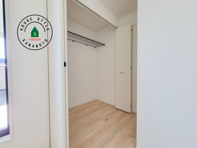 合志市野々島第2-1棟（1号棟）の収納|【WIC（ウォークインクローゼット）】 たくさんの洋服をかけてもシワになりにくいウォークインクローゼット。洋服以外にも、普段使わない家電やスーツケース、ストック品など何でも片付く嬉しい空間です。