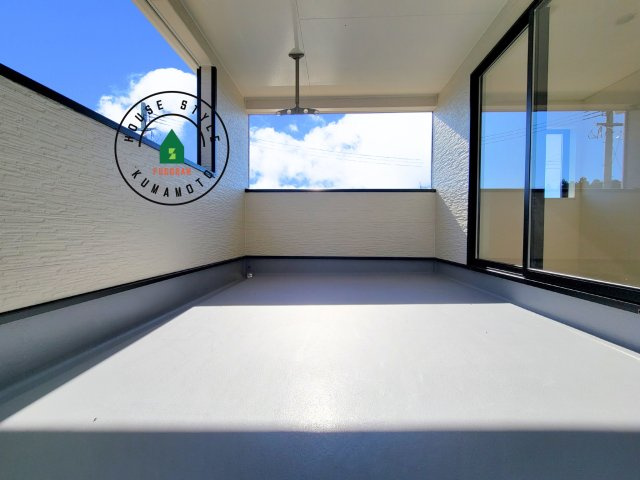 合志市野々島第2-1棟（1号棟）のバルコニー|バルコニーに自分のこだわりをもたせる。120％自由自在のバルコニー。もちろんお洗濯物を干す、ゴミを一時保管するなどもおまかせください。バルコニーを多目的スペースとして考えてみましょう。