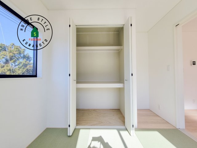 合志市野々島第2-1棟（1号棟）の収納|壁面クローゼットのメリットは、衣類が横一列に並ぶためひと目で洋服が選びやすいこと。衣類をたくさんお持ちの方も、限られたスペース内に無理なく収納することができます。