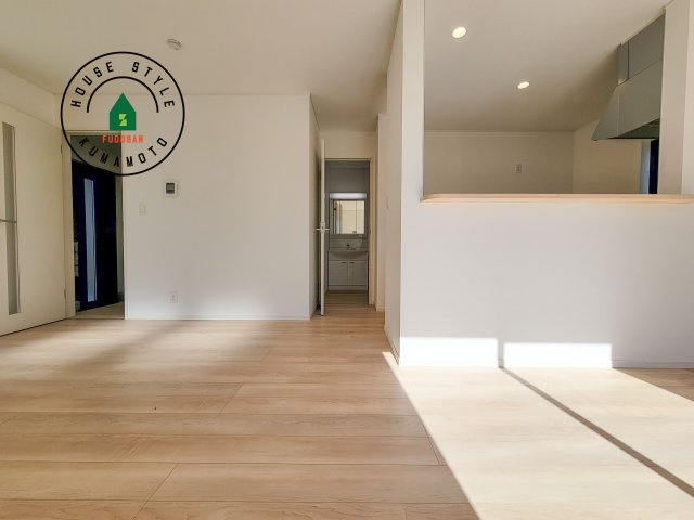 合志市野々島第2-1棟（1号棟）の居間・リビング|明るく開放的なリビングダイニングは豊かな陽光が注ぎ込み、やすらぎの空間を演出してくれます。ご家族で楽しいひとときをお過ごし下さい。