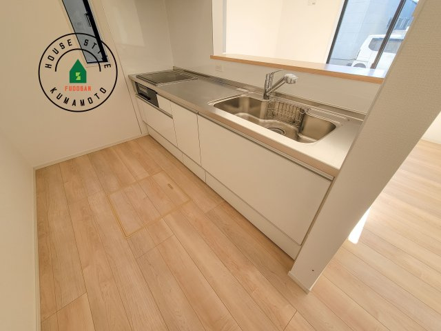 合志市野々島第2-1棟（1号棟）のキッチン|忙しい朝でも家族揃って食事をしたいゆとりあるダイニングスペース。