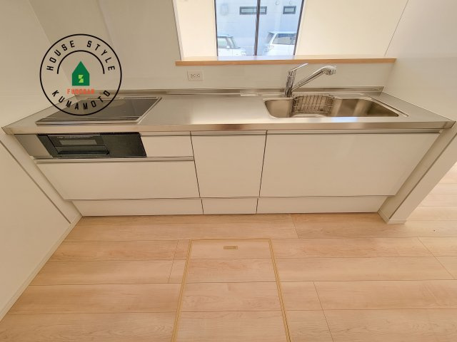 合志市野々島第2-1棟（1号棟）のキッチン|カウンターキッチンなら、リビングで遊ぶ子供の様子を見ながら料理ができるので安心です。料理を運んでもらったり、子供にお手伝いしてもらいやすいのもいいですね。