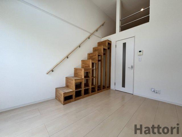 吹田市千里山西５丁目のアパートの居間・リビング