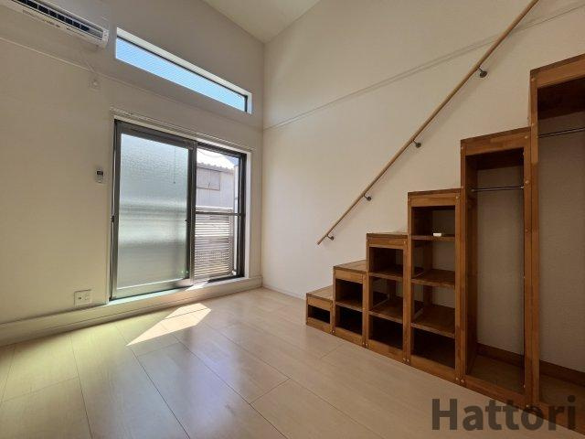 吹田市千里山西５丁目のアパートの居間・リビング