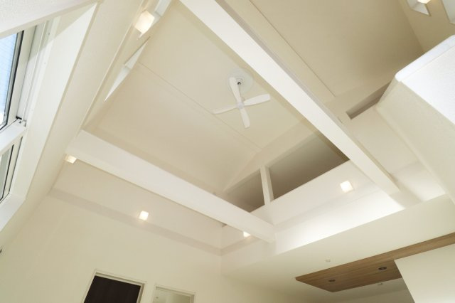 郡山市芳賀３丁目　　　６号棟　　　芳賀小学校、郡山第４中学区の居間・リビング|リビングの勾配天井♪　開放感があります♪