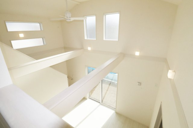 郡山市芳賀３丁目　　　６号棟　　　芳賀小学校、郡山第４中学区の内装|ロフトから見たリビング！　勾配天井の為、天井が高いので開放感があります♪