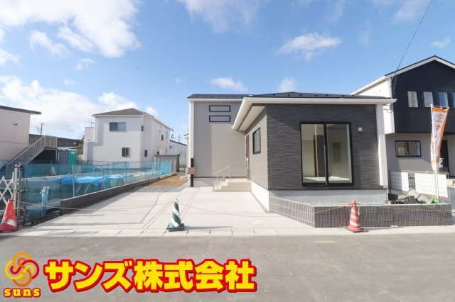 郡山市芳賀３丁目　　　６号棟　　　芳賀小学校、郡山第４中学区の外観|東側から見た駐車場を含む外観