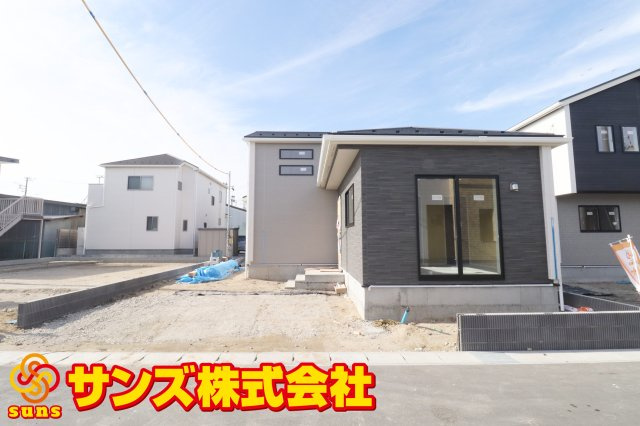 郡山市芳賀３丁目　　　６号棟　　　芳賀小学校、郡山第４中学区の外観|東側から見た駐車場を含む外観