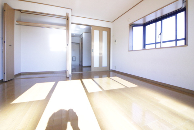 ビューカトレアの居間・リビング|8.6帖の広々な洋室★