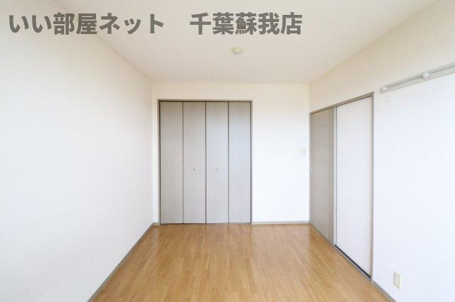 サバーブトリプルの洋室|落ち着いた色調の洋室です