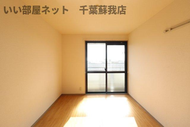 サバーブトリプルの洋室|広々とした洋室です