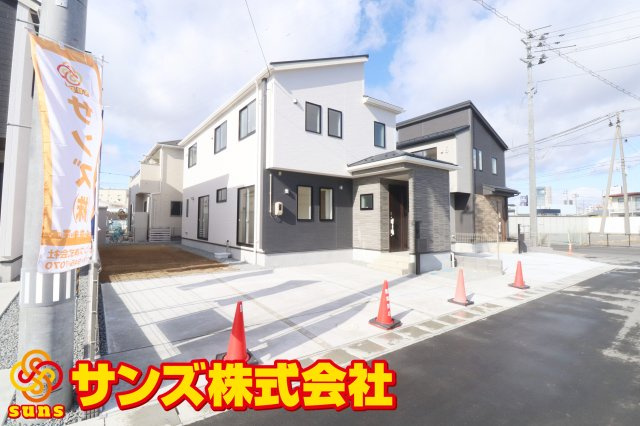 郡山市芳賀３丁目　　　８号棟　　　芳賀小学校、郡山第４中学区の外観|南東側から見た駐車場を含む外観