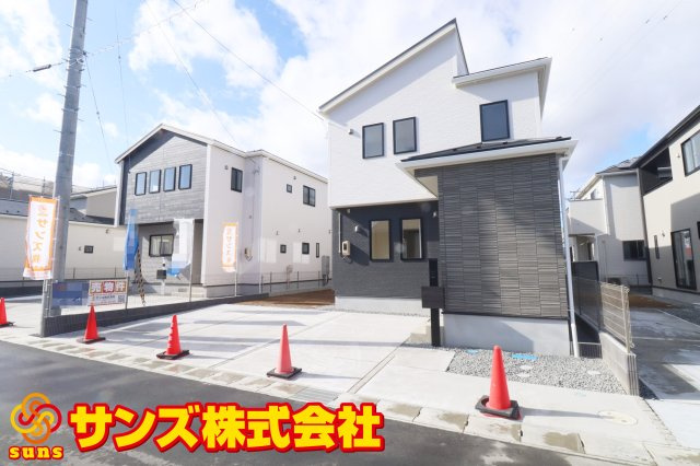 郡山市芳賀３丁目　　　８号棟　　　芳賀小学校、郡山第４中学区の外観|北東側から見た駐車場を含む外観