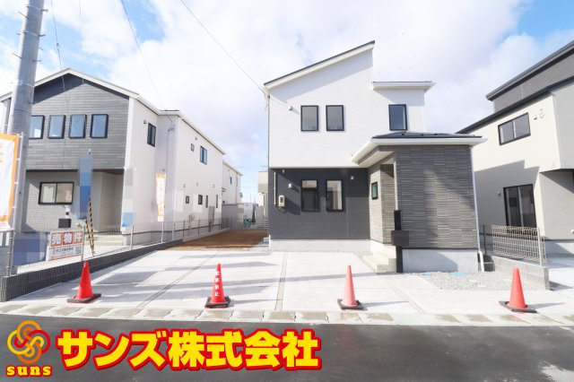 郡山市芳賀３丁目　　　８号棟　　　芳賀小学校、郡山第４中学区の外観|東側から見た駐車場を含む外観