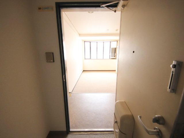 ホリディビルの玄関