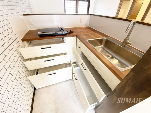 キャッスルカネコのキッチン|キッチン下の収納も沢山