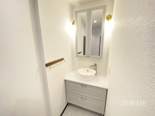 キャッスルカネコの洗面所|可愛らしい独立洗面台です