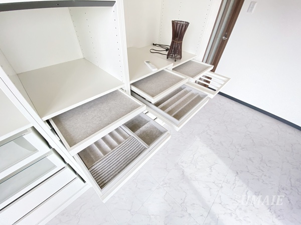 キャッスルカネコの収納|小物も収納できる棚付きです