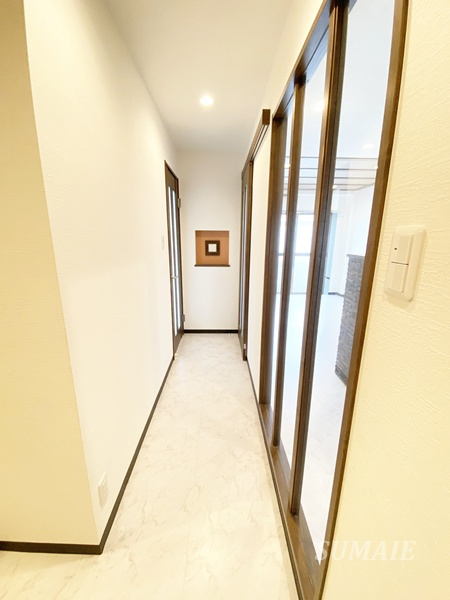 キャッスルカネコのロビー|玄関を入るとおしゃれな廊下