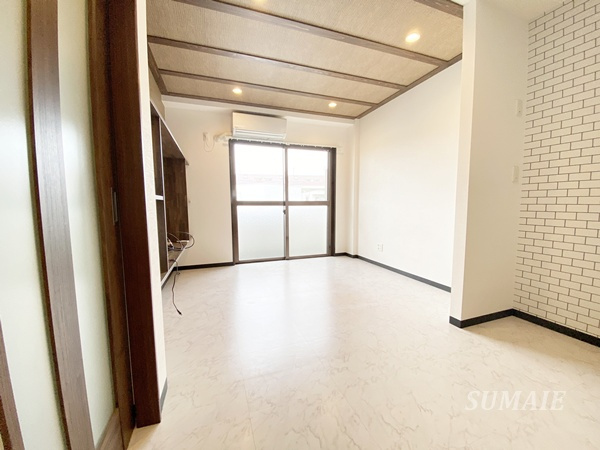 キャッスルカネコの居間・リビング|キッチンスペース併せて12帖のリビング