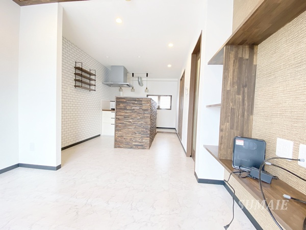 キャッスルカネコの居間・リビング|おしゃれなカウンターキッチンです