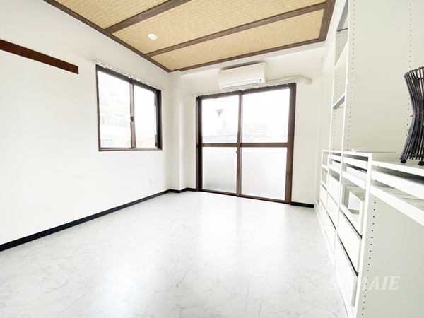 キャッスルカネコの寝室|2面採光の洋室です