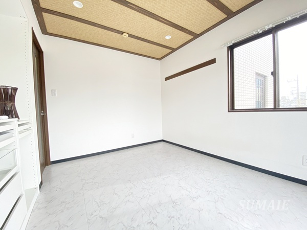 キャッスルカネコの寝室|おしゃれなスポットライト付です