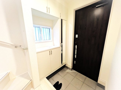 【玄関】 | 川口市三ツ和一丁目 | 収納もある玄関です