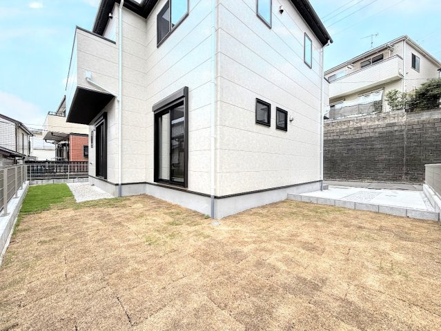 戸塚区名瀬町　新築戸建ての庭|◆陽あたりの取れた大きなお庭が本物件の特徴です。ウッドデッキやタイルテラス等、ライフスタイルに合わせて可変可能なため、夢が膨らみますね。
