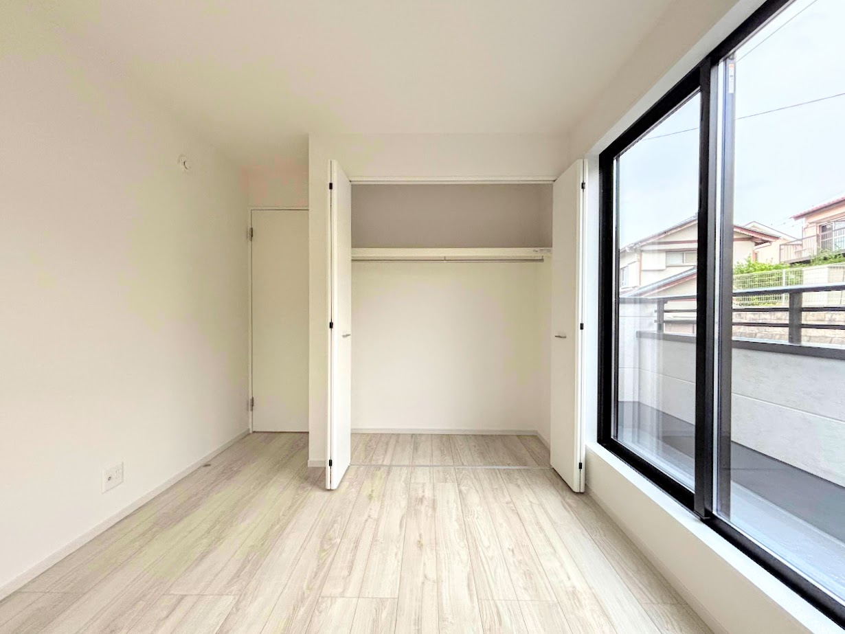 戸塚区名瀬町　新築戸建ての洋室|◆柔らかい陽光が差し込む明るいお部屋を演出する設計。彩光の取れる窓が気持ちの良いお部屋を創り上げます。
