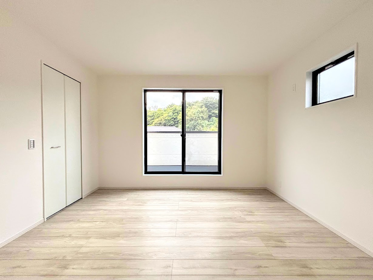 戸塚区名瀬町　新築戸建ての洋室|◆室内はいつも明るい印象なので気持ちの良い朝を迎えられます。各部屋にはクローゼットを完備しており、収納が多いお家はすっきりして快適空間です。
