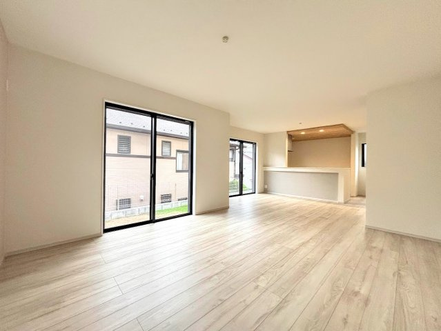 戸塚区名瀬町　新築戸建ての居間・リビング|◆リビングは一日中太陽の光が射し込みます。家族が集まる空間は、自然と笑顔が溢れます！
