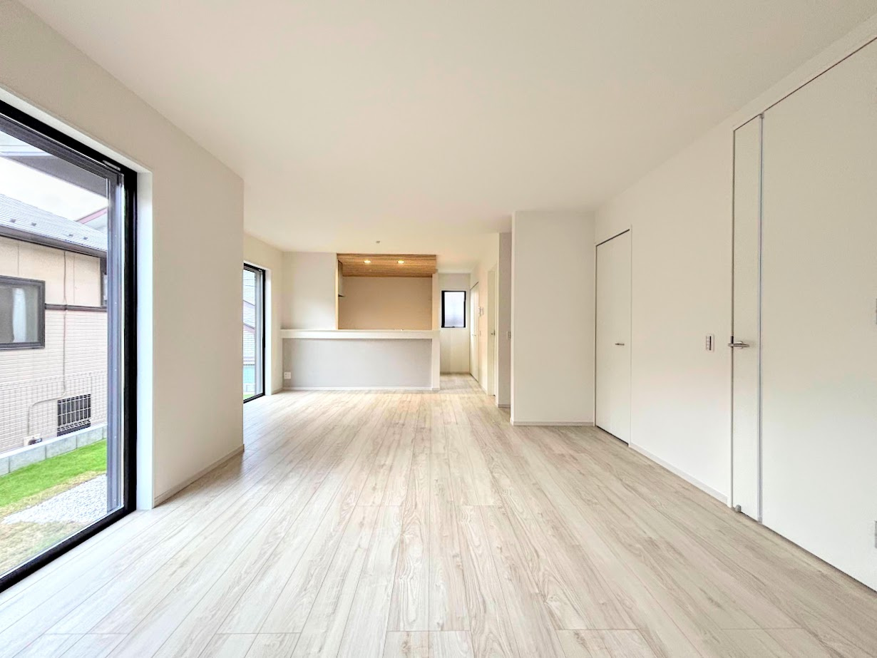 戸塚区名瀬町　新築戸建ての居間・リビング|◆一戸建てを中心とした街並みが整然と続き、周辺は高い建物が建っていないので、緑の多い閑静な趣を感じる環境です。街並みや周辺環境も重要なポイントです！！
