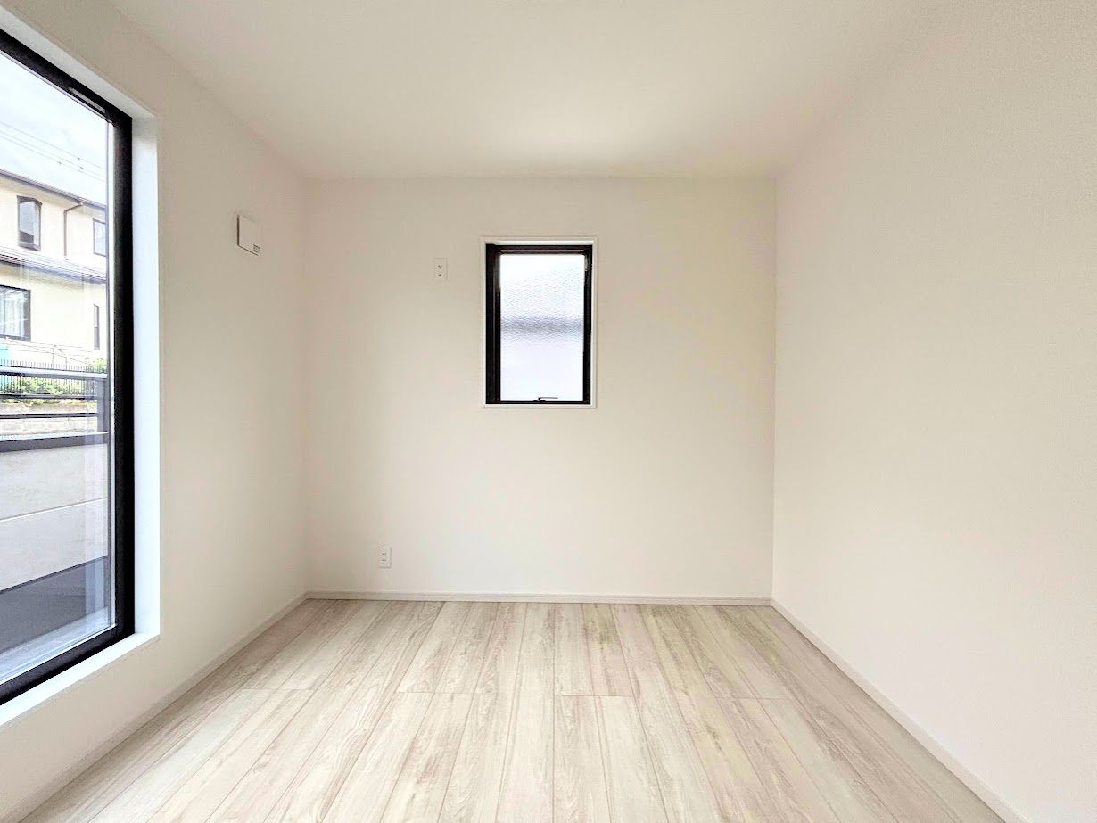 戸塚区名瀬町　新築戸建ての洋室|◆二面採光で、陽差しを長時間受ける事が出来る暖かい室内です。もちろん複層ガラスなので、遮音性にも優れ、結露も発生しにくい構造。サッシ周りのカビが発生しにくくなります。
