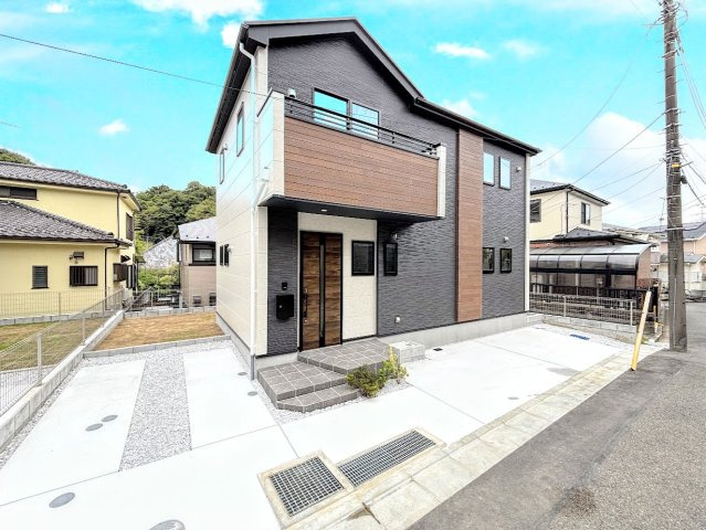 戸塚区名瀬町　新築戸建ての駐車場|◆ゆったりとした駐車スペースを確保いたしましたので、お車2台駐車できます。自転車やバイクなど、ゆとりのある敷地で置き場所に困ることはないでしょう。
