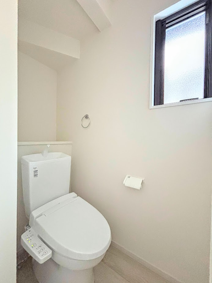 戸塚区名瀬町　新築戸建てのトイレ|◆清潔感のある白を基調とした落ち着ける空間。小窓をもうけていますので、こもりやすい空気の入れ替えも簡単に行えますね！
