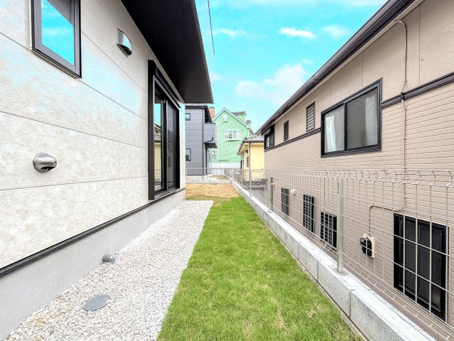 戸塚区名瀬町　新築戸建ての庭|◆お手入れのしやすいちょうどよいサイズ感のお庭付き。植栽や家庭菜園等多目的にご利用いただけるプライベート空間。
