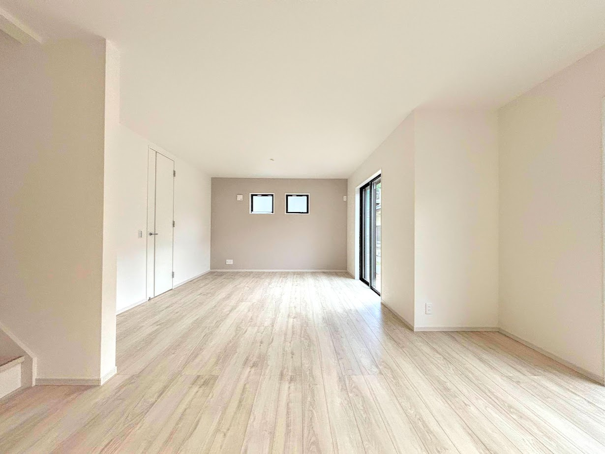 戸塚区名瀬町　新築戸建ての居間・リビング|◆家族で食卓を囲むダイニングスペースと、ソファでゆったりくつろぐリビングスペースがしっかり区切られているので家具の配置や用途を使いわけしやすいです。
