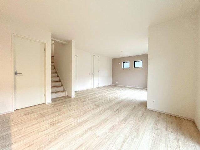 戸塚区名瀬町　新築戸建ての居間・リビング|◆一家だんらんのスペースとなるＬＤＫ。窓から明るい光が差し込み、思わず家族の会話も弾む快適な空間。
