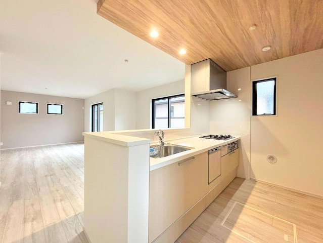 戸塚区名瀬町　新築戸建てのキッチン|◆キッチンからダイニングやリビングが見渡せるキッチン。料理をしながら家族とコミュニケーションをとれるだけでなく、大きな開放感も得られることができます。
