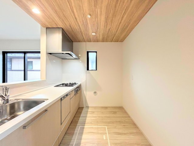 戸塚区名瀬町　新築戸建てのキッチン|◆デザイン性と機能性を兼ね備えたキッチンです。リビングスペースとの一体感が生まれ、広々空間を演出してくれます。
