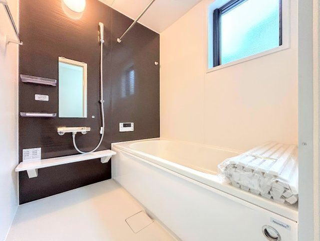 戸塚区名瀬町　新築戸建ての浴室|◆お子様と一緒にバスタイムを楽しめる広々空間。浴室乾燥機付で心地よいバスタイムを実現します。

