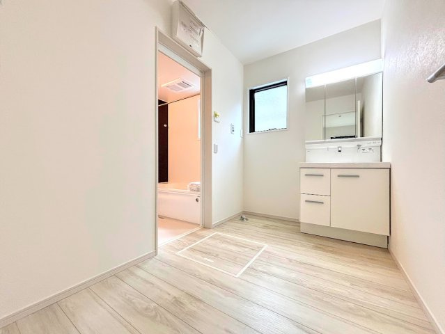 戸塚区名瀬町　新築戸建ての独立洗面台|◆毎日使う場所だから、機能的で使いやすさに配慮したパウダールーム。すっきりと使えるように収納も豊富にご用意しています。
