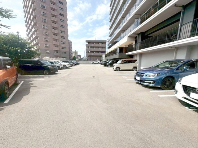 アメイズ福津中央レジデンスの駐車場|敷地内駐車場空き有り（※5000円／月）
お部屋のバルコニーから自分の車が見えるので、安心感があります！