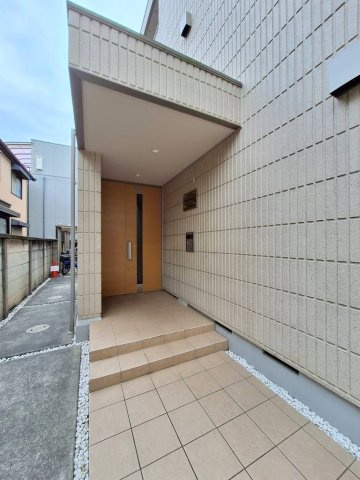 Maison Lumineuseのエントランス